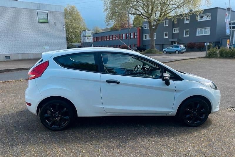Gebraucht Ford Fiesta 82 PS (60 kW) 2012 Weiß Kleinwagen