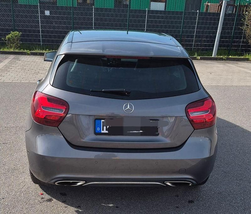 Gebraucht Mercedes A180 122 PS (89 kW) 2016 Silber Limousine