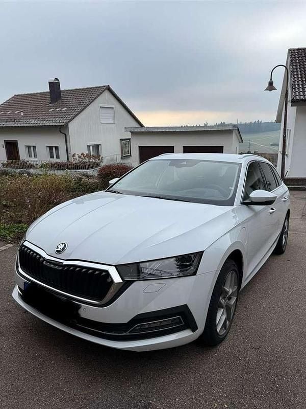 Weiß Gebraucht 2020 Skoda Octavia First Edition Kombi | 20.500 € (Guter Preis) - Bild 1/4