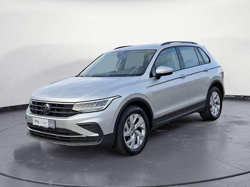 Gebraucht VW Tiguan Life 150 PS (110 kW) 2023 Reflexsilber metallic SUV