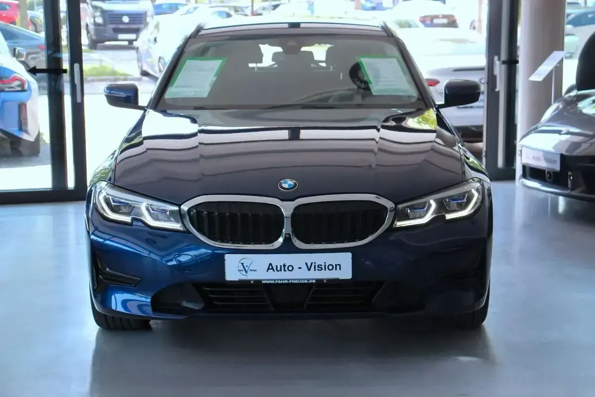 Używany BMW 330 Advantage 265 KM (194 kW) 2020 Niebieski Sedan/Limuzyna