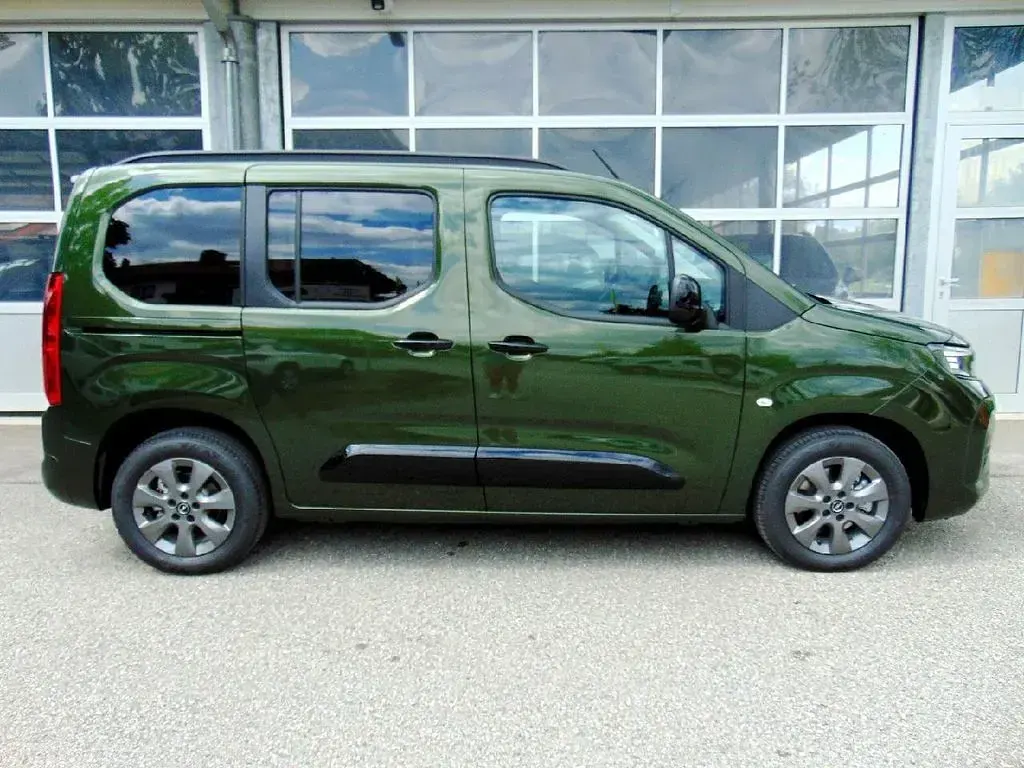 Neu Opel Combo Life 131 PS (96 kW) 2026 Grün Van / Kleinbus
