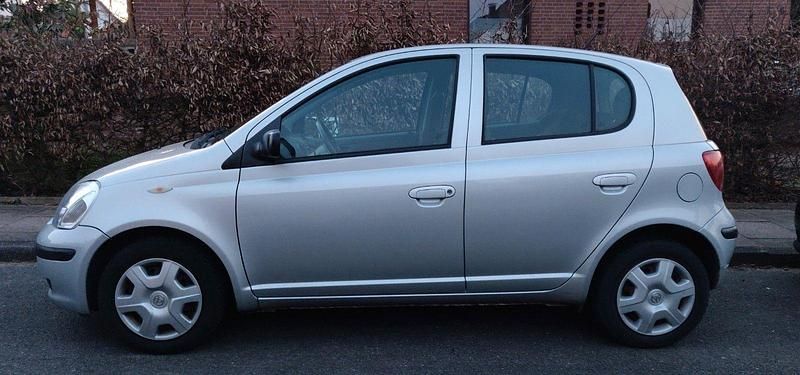Grau Gebraucht 2005 Toyota Yaris Kleinwagen | 2.200 € (Fairer Preis) - Bild 1/4