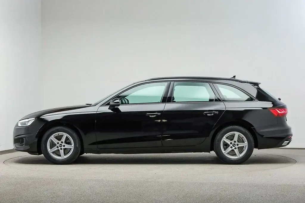 Gebraucht Audi A4 163 PS (119 kW) 2023 Brillantschwarz Kombi