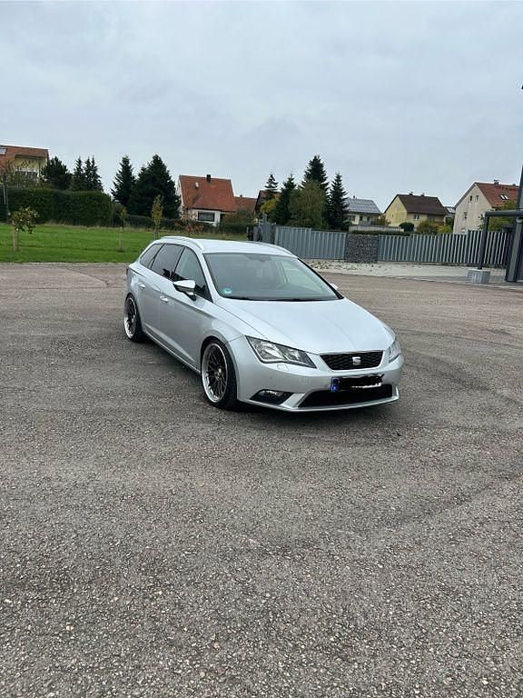 Silber Gebraucht 2015 Seat Leon ST Style Kombi | 11.600 € (Guter Preis) - Bild 1/4