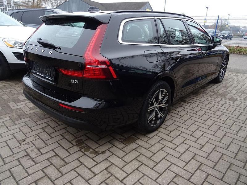 Gebraucht Volvo V60 Core 163 PS (119 kW) 2022 Schwarz Kombi