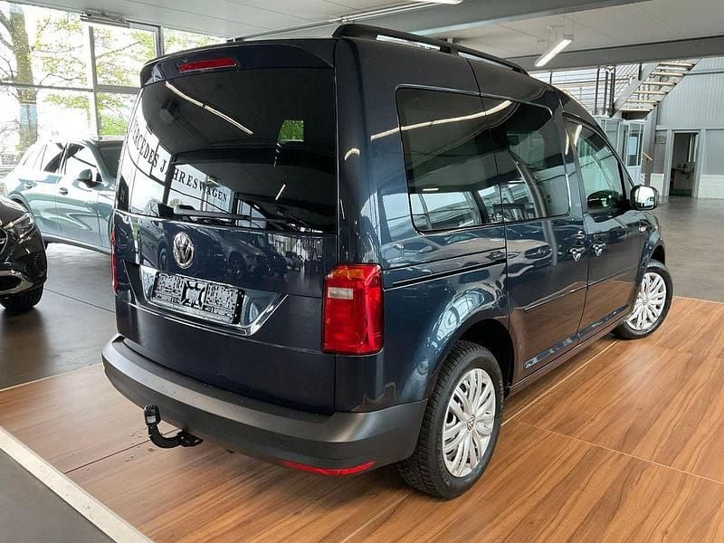 Gebraucht VW Caddy Beach 125 PS (91 kW) 2018 Starlight blue metallic Van / Kleinbus