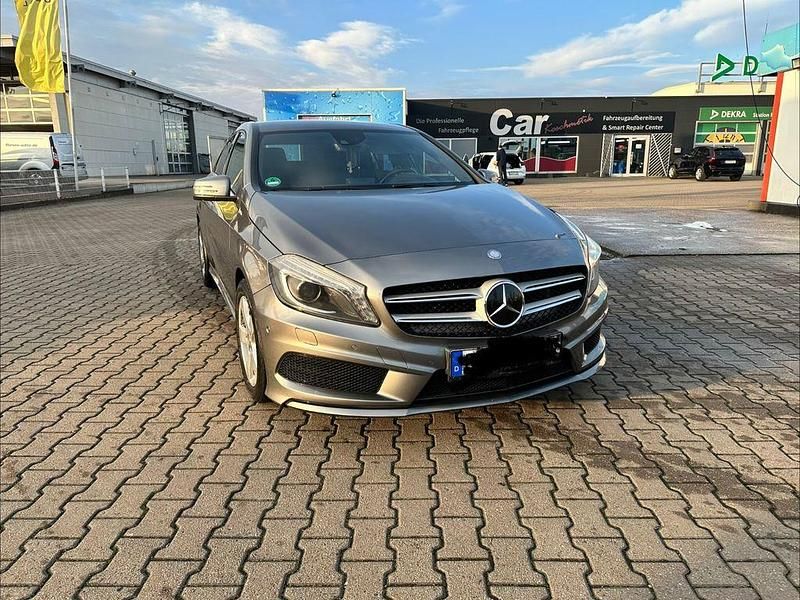 Grau Gebraucht 2013 Mercedes 200 Limousine | 12.999 € (Teuer) - Bild 1/4