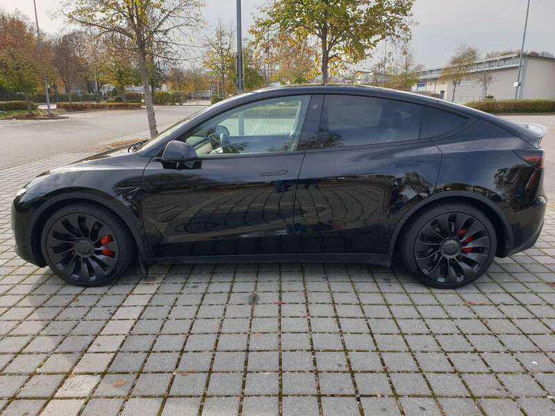 Schwarz Gebraucht 2022 Tesla Model Y Performance SUV | 41.900 € (Teuer) - Bild 1/4
