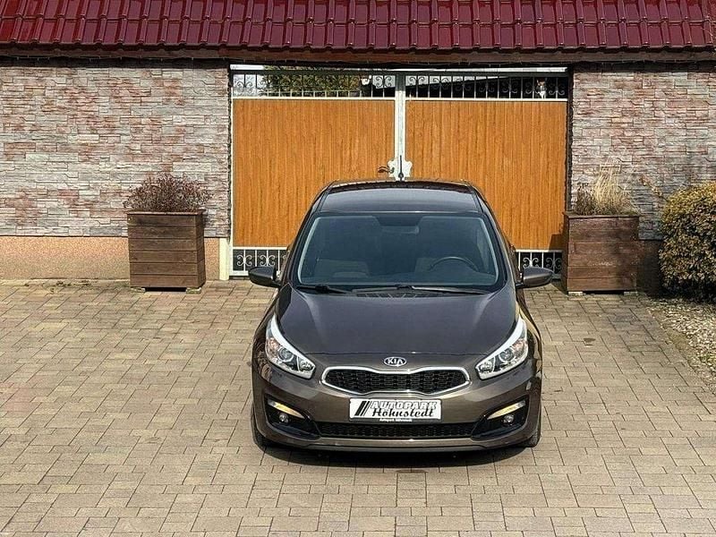 Gebraucht Kia Ceed Attract 99 PS (72 kW) 2016 Beige Kleinwagen