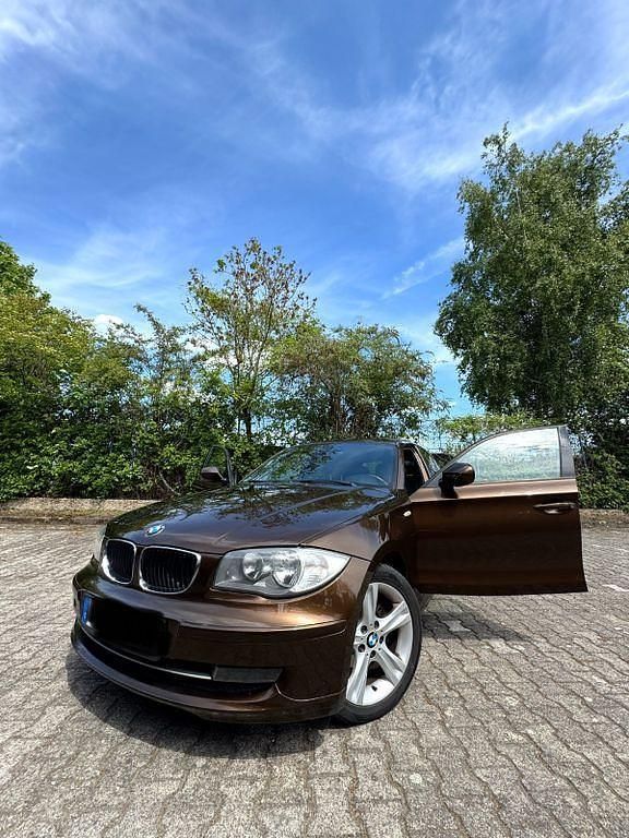 Braun Gebraucht 2011 BMW 116 Lifestyle Kleinwagen | 6.300 € (Fairer Preis) - Bild 1/4