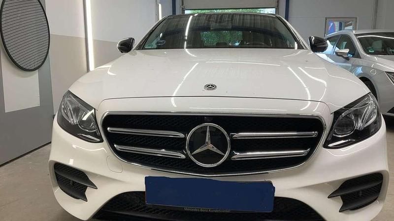 Weiß Gebraucht 2019 Mercedes E300 AMG line Limousine | 32.300 € (Fairer Preis) - Bild 1/4
