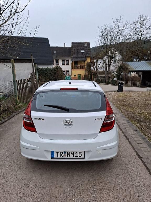 Gebraucht Hyundai i30 Comfort 109 PS (80 kW) 2010 Weiß Limousine