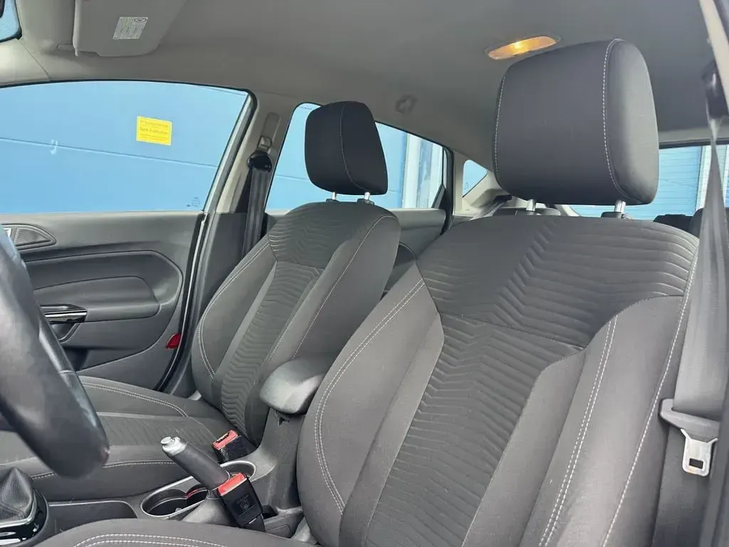 Gebraucht Ford Fiesta 101 PS (74 kW) 2013 Silber Limousine