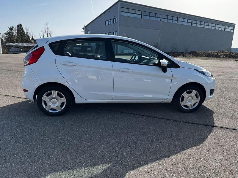 Gebraucht Ford Fiesta Trend 101 PS (74 kW) 2013 Weiß Kleinwagen