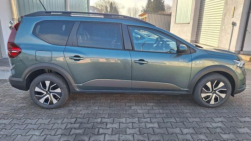Neu Dacia Jogger Expression 101 PS (74 kW) 2026 Grün Van / Kleinbus