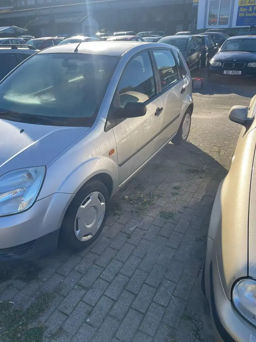 Gebraucht Ford Fiesta 69 PS (50 kW) 2004 Silber Kleinwagen