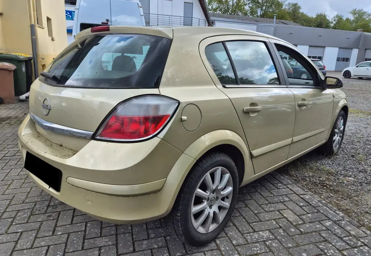 Gebraucht Opel Astra Edition 105 PS (77 kW) 2004 Gold Limousine