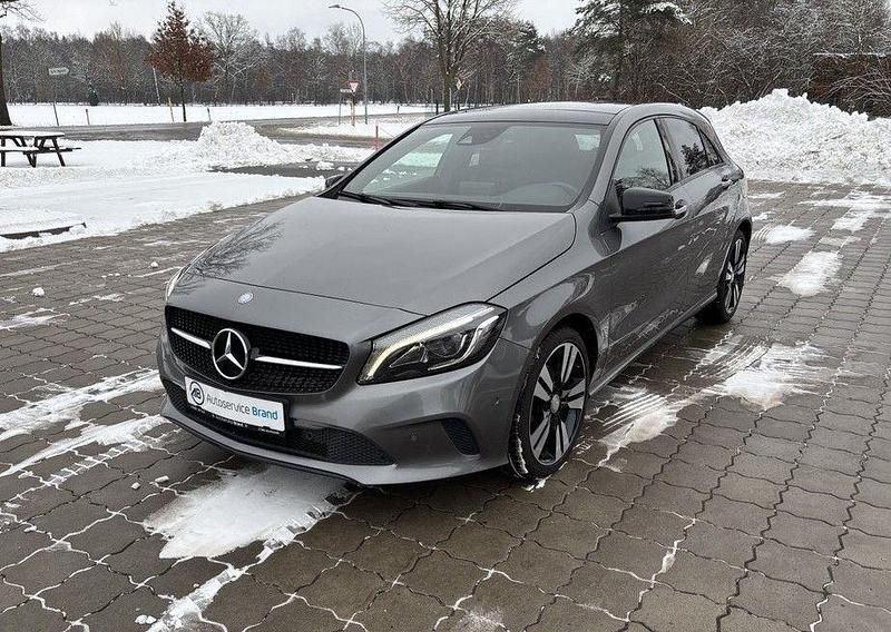 Grau Gebraucht 2016 Mercedes A200 Limousine | 14.500 € (Fairer Preis) - Bild 1/4