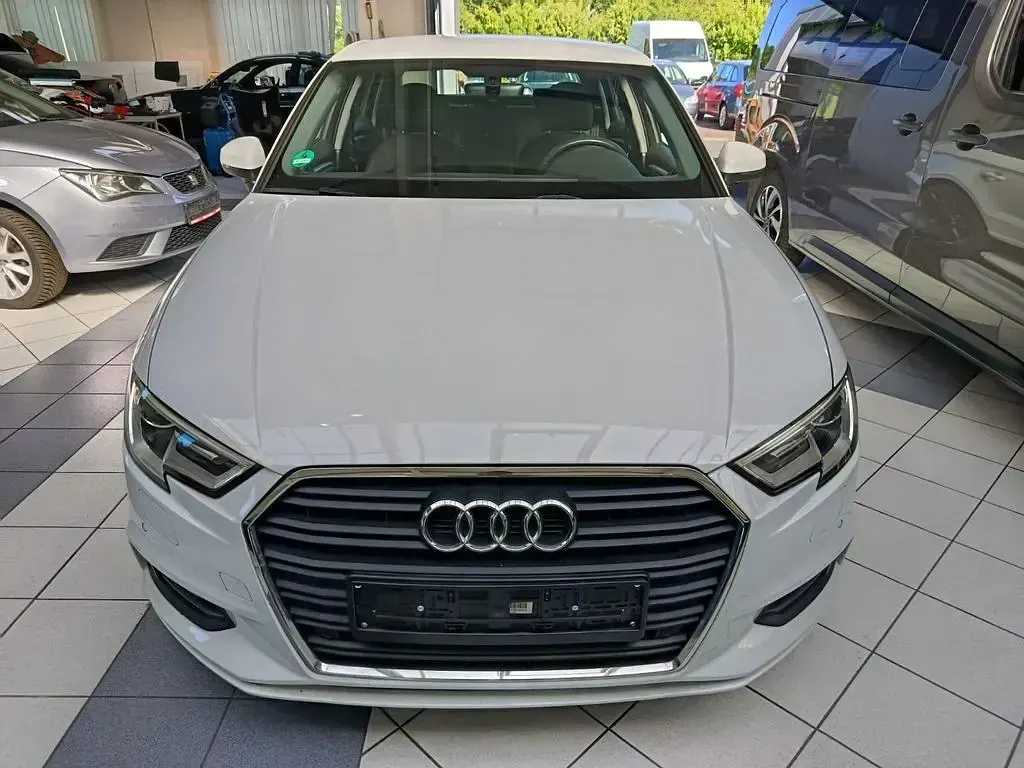 Gebraucht Audi A3 Basis 116 PS (85 kW) 2018 Weiß Limousine