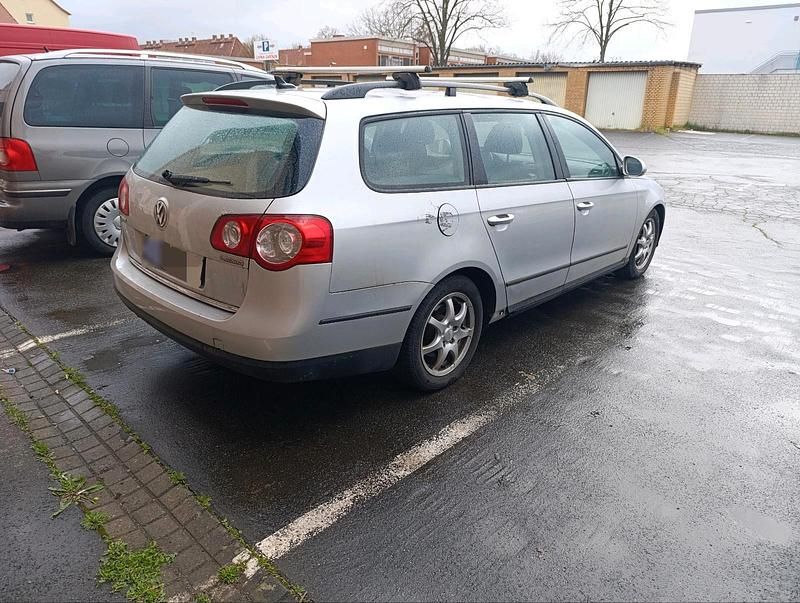 Second-hand VW Passat 140 CP (102 kW) 2009 Argintiu Berlinǎ