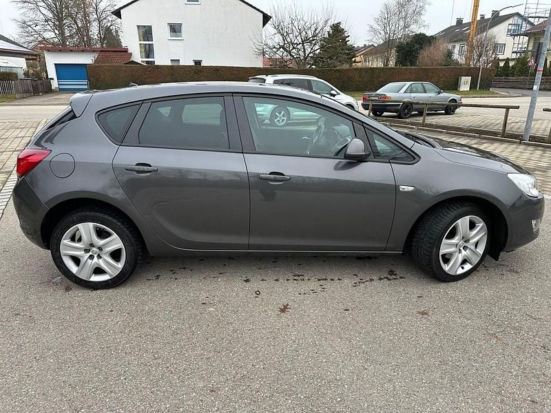 Gebraucht Opel Astra Edition 120 PS (88 kW) 2011 Grau Limousine