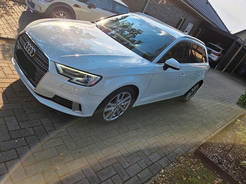 Weiß Gebraucht 2017 Audi A3 Sportback Limousine | 13.000 € (Fairer Preis) - Bild 1/4