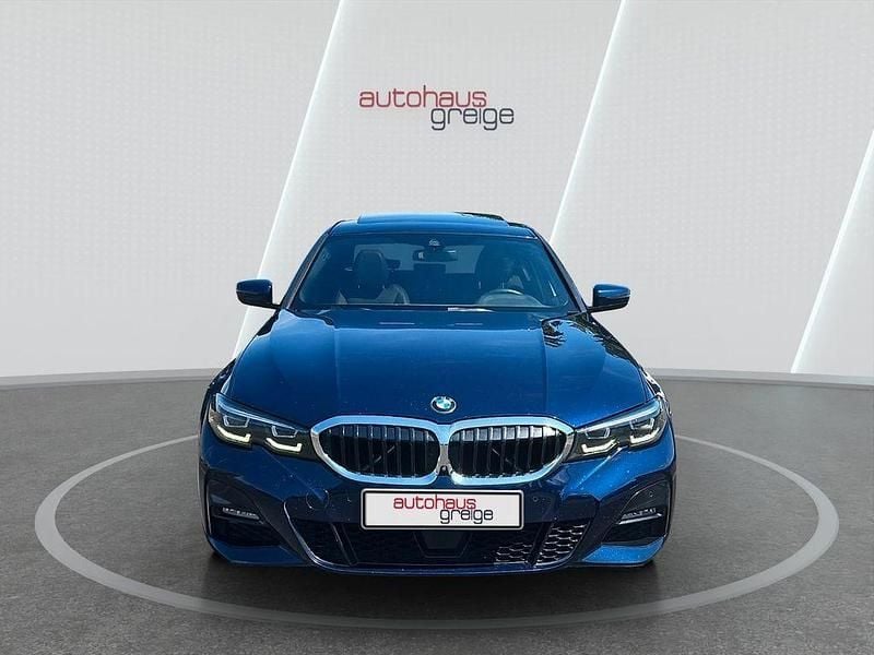 Blau Gebraucht 2021 BMW 330 M Sport Limousine | 24.900 € (Teuer) - Bild 1/4
