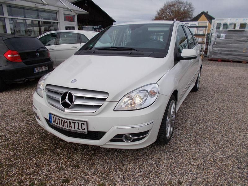 Weiß Gebraucht 2011 Mercedes 180 Limousine | 10.800 € (Guter Preis) - Bild 1/4