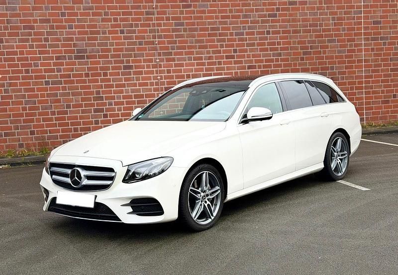 Weiß Gebraucht 2018 Mercedes E220 AMG line Kombi | 29.000 € (Fairer Preis) - Bild 1/4