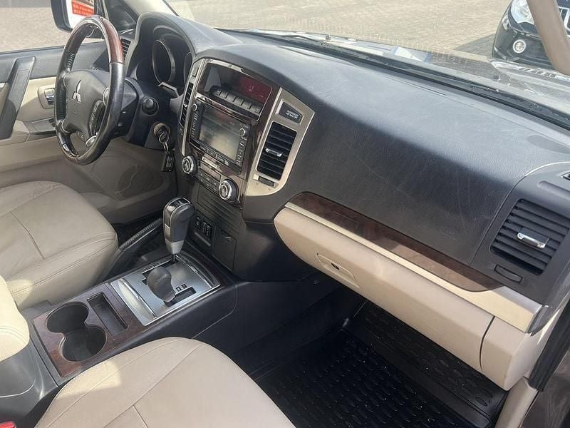 Gebraucht Mitsubishi Pajero Plus 190 PS (139 kW) 2017 Granitbraun (metallic) SUV