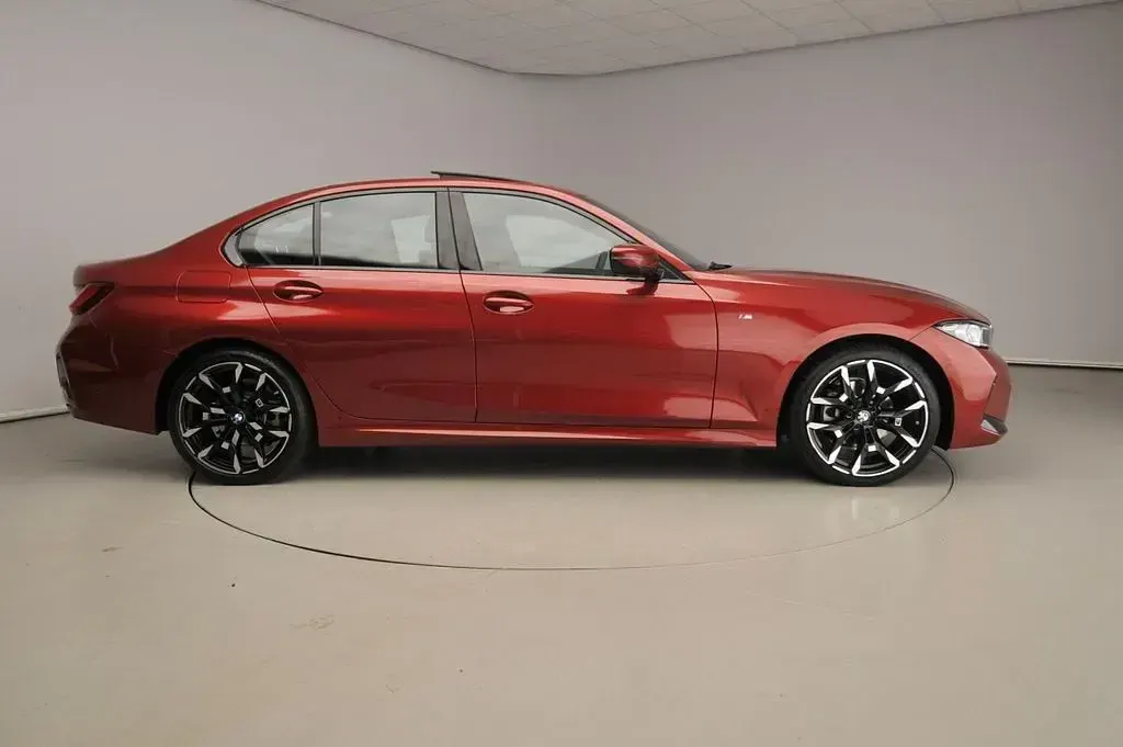 Gebraucht BMW 320 M Sport 184 PS (135 kW) 2025 Rot Limousine