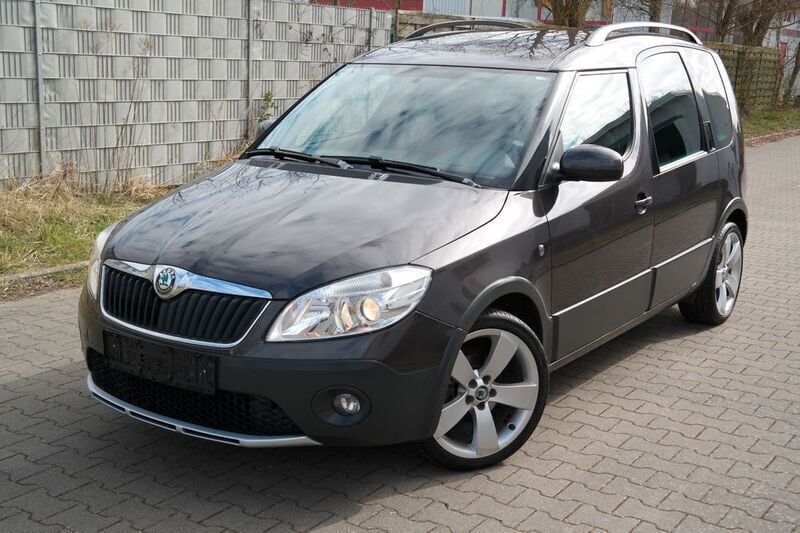 Braun Gebraucht 2011 Skoda Roomster Scout Kombi | 3.990 € (Fairer Preis) - Bild 1/4