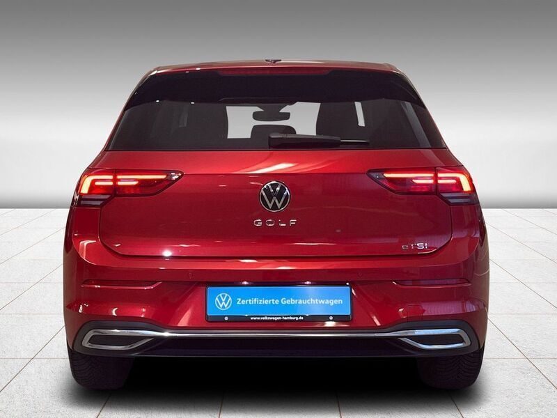 Gebraucht VW Golf VIII Move 110 PS (80 kW) 2023 P8 kings red metallic Limousine