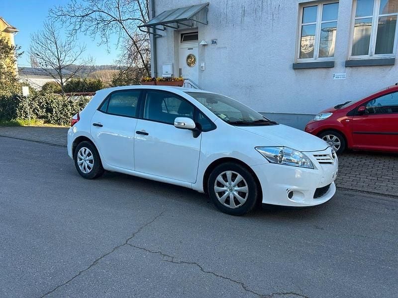 Gebraucht Toyota Auris 90 PS (66 kW) 2011 Weiß Kleinwagen