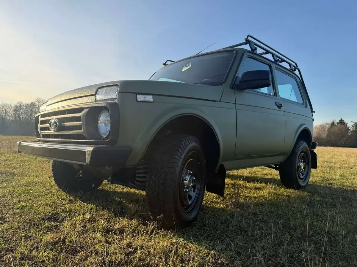 Neu Lada niva 83 PS (61 kW) 2026 Schwarz (672) SUV