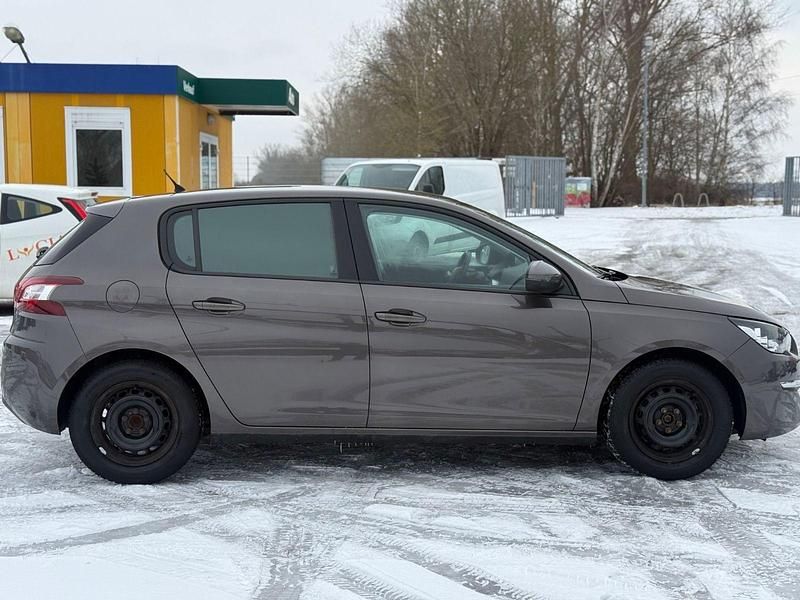 Gebraucht Peugeot 308 Active 125 PS (91 kW) 2014 Braun Kleinwagen