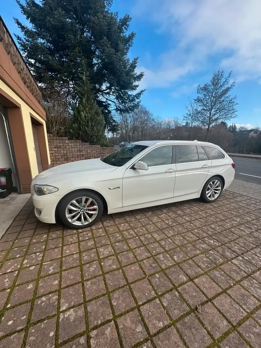 Gebraucht BMW 530 258 PS (189 kW) 2011 Weiß Kombi