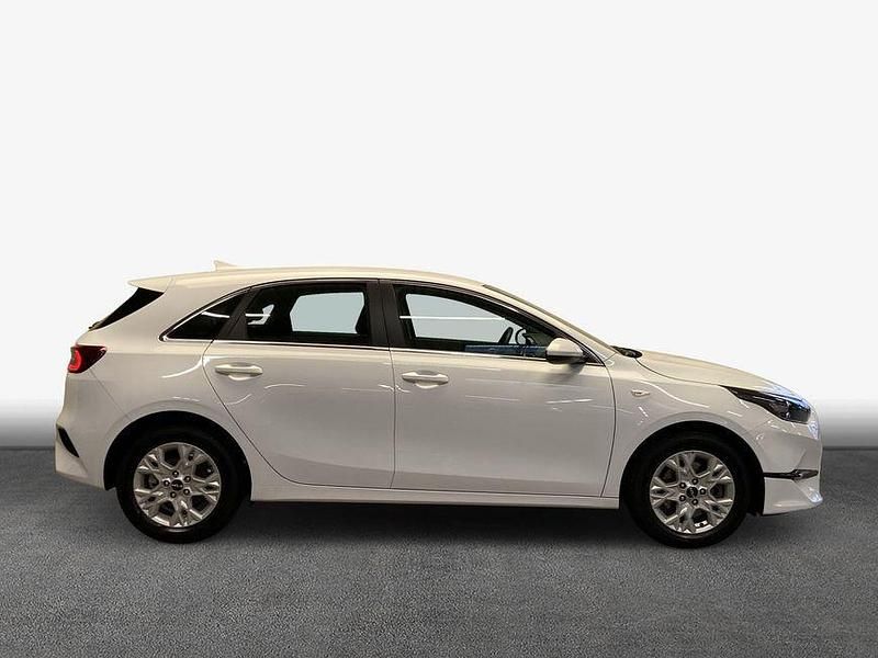 Gebraucht Kia Ceed Vision 101 PS (74 kW) 2024 Carraraweiß Kleinwagen