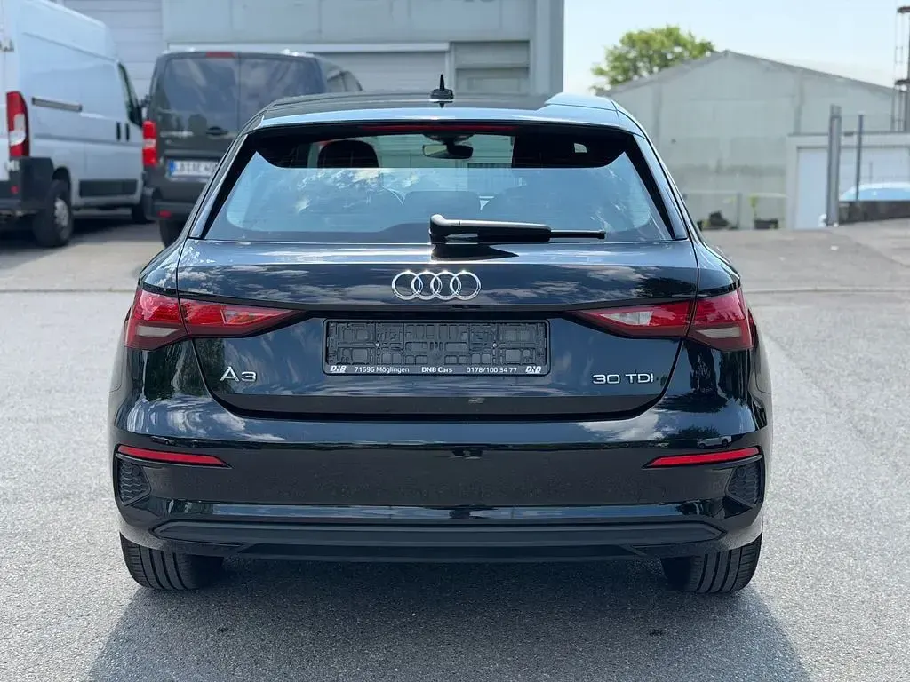 Gebraucht Audi A3 Basis 116 PS (85 kW) 2023 Schwarz Limousine