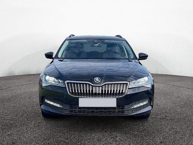 Schwarzmagic perleffekt Gebraucht 2023 Skoda Superb Ambition Kombi | 32.990 € - Bild 1/4