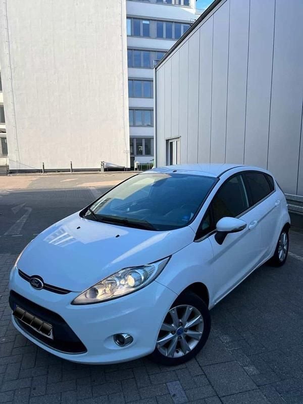 Gebraucht Ford Fiesta 85 PS (62 kW) 2012 Weiß Kleinwagen