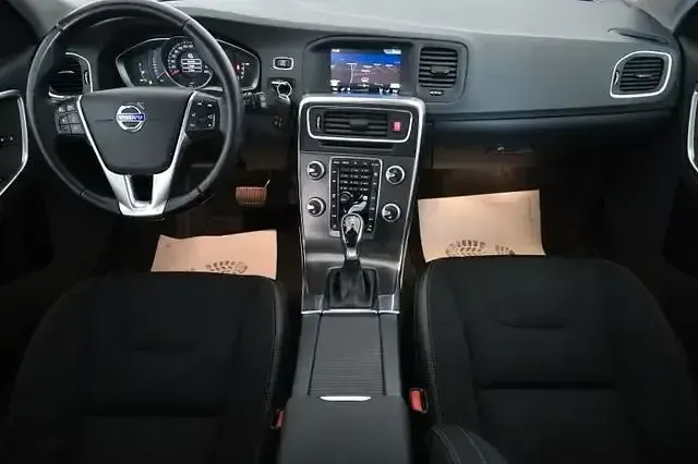 Gebraucht Volvo V60 Momentum 181 PS (133 kW) 2015 Blau Kombi