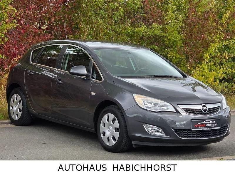 Grau Gebraucht 2010 Opel Astra Edition Limousine | 5.990 € (Fairer Preis) - Bild 1/4