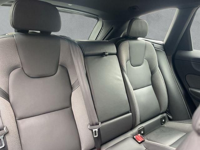 Gebraucht Volvo XC60 R-Design 197 PS (144 kW) 2021 Onyx black / metallic SUV