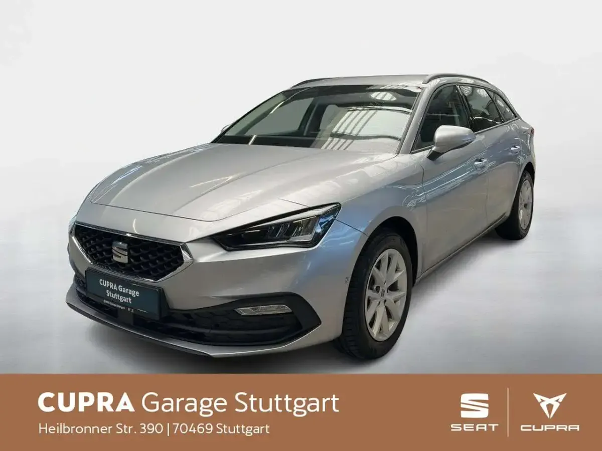 Usado Seat Leon Style 150 CV (110 kW) 2023 Plateado Berlina