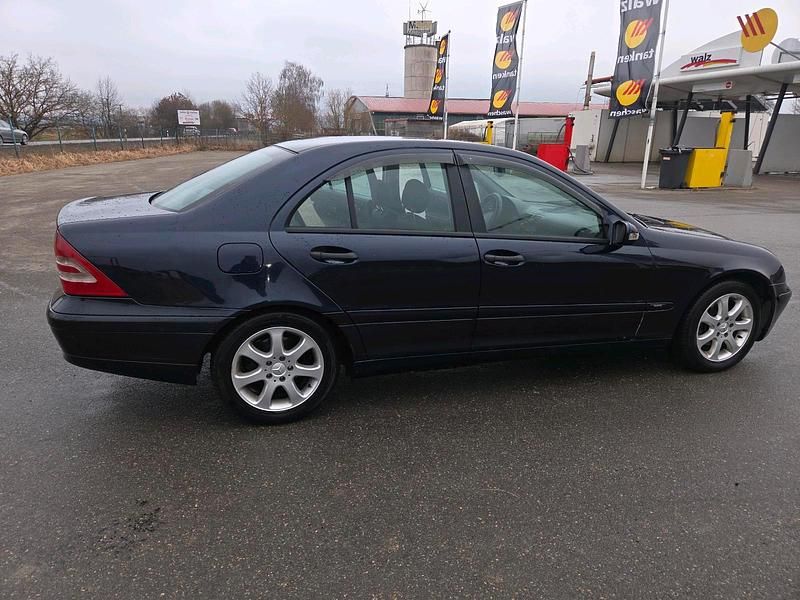 Gebraucht Mercedes 220 143 PS (105 kW) 2001 Schwarz Limousine
