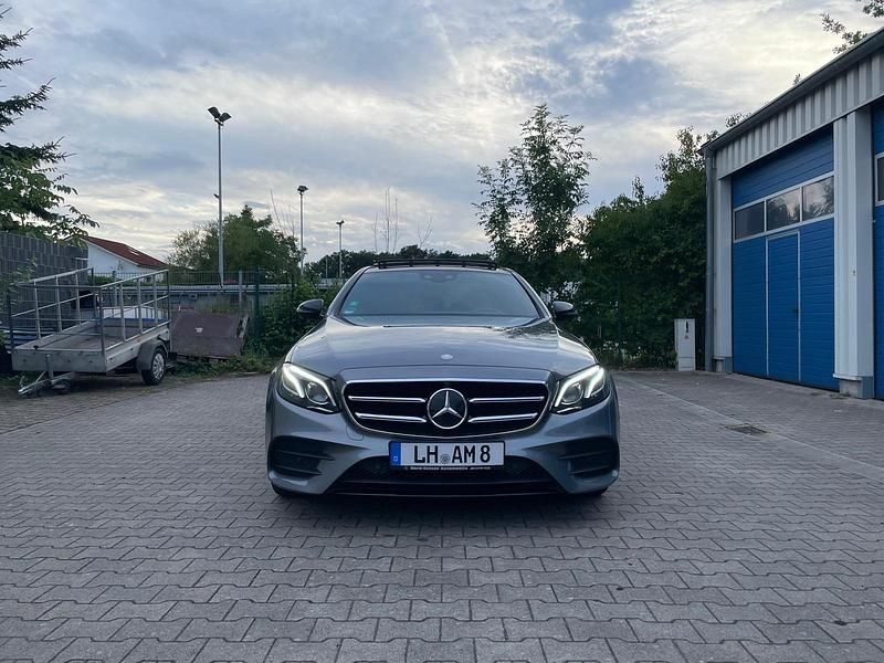 Grau Gebraucht 2016 Mercedes E350 AMG line Limousine | 29.999 € - Bild 1/4