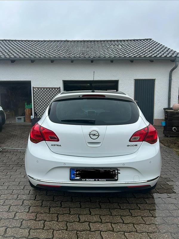 Gebraucht Opel Astra Energy 140 PS (102 kW) 2014 Weiß Limousine