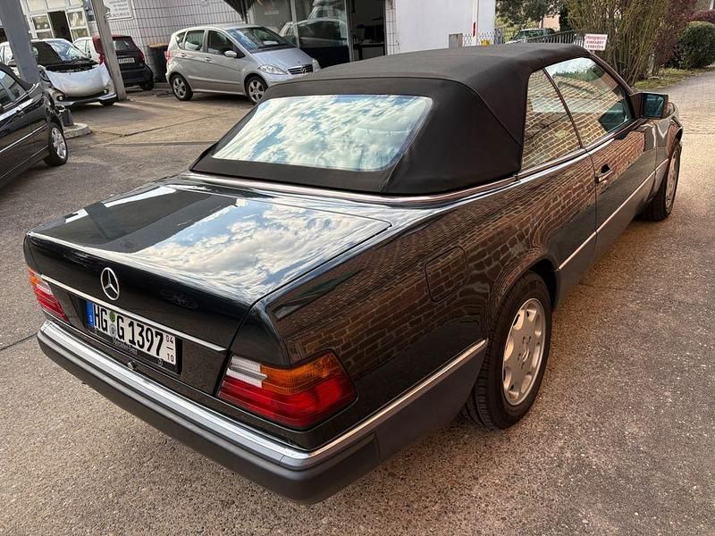 Gebraucht Mercedes E300 220 PS (161 kW) 1993 Schwarz Cabrio